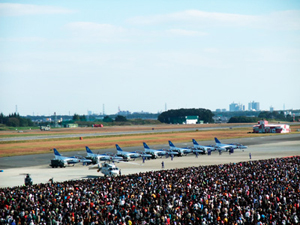 DSCF8650 入間航空祭・ブルーインパルスと大勢の人